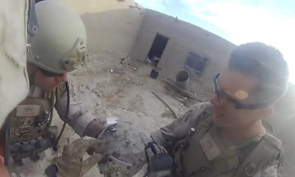 Η στιγμή που Αμερικανός πεζοναύτης δέχεται σφαίρα από Ταλιμπάν ακροβολιστή